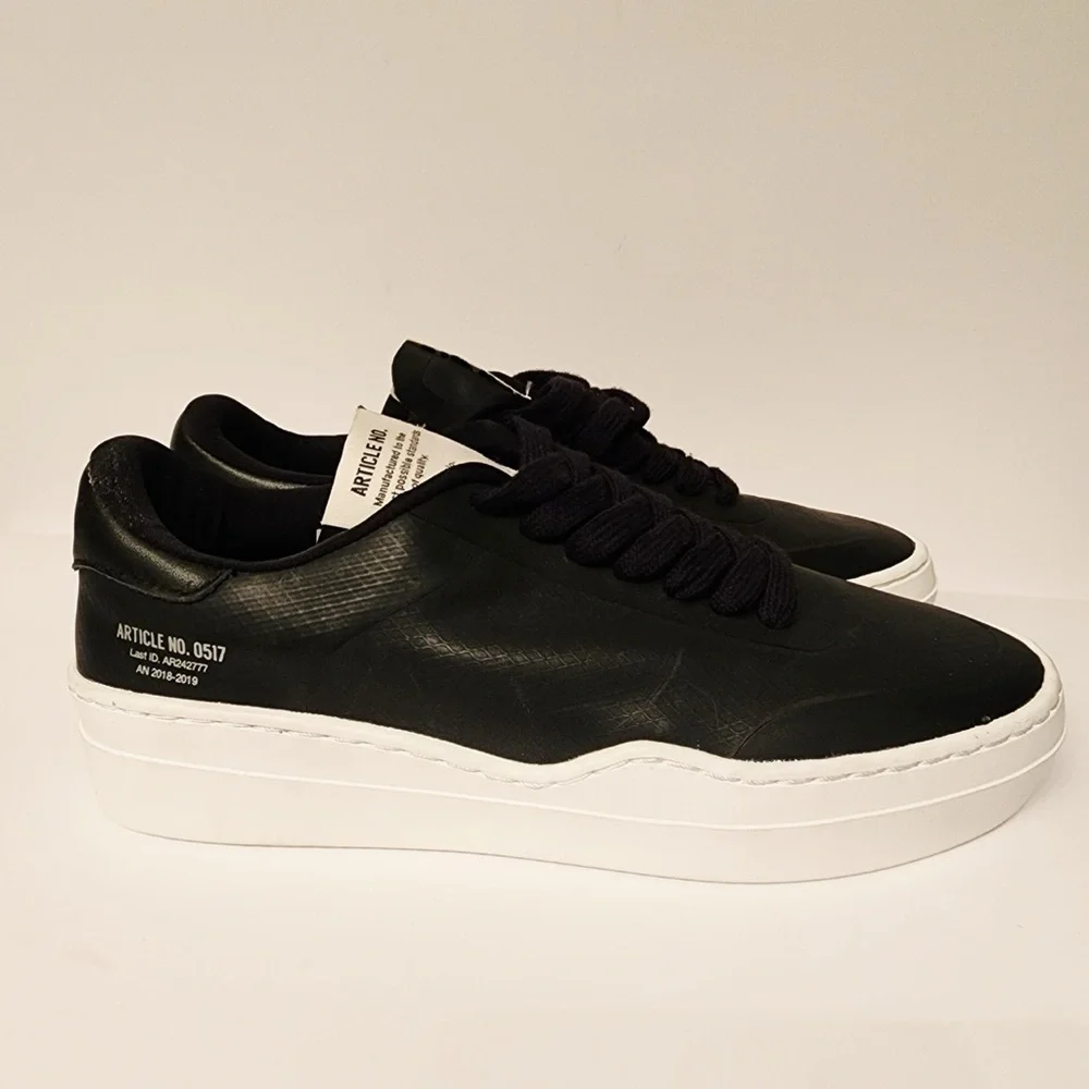 Article No. Black Casual Running Low-Top Sneakers Men’s Black & White Size 7